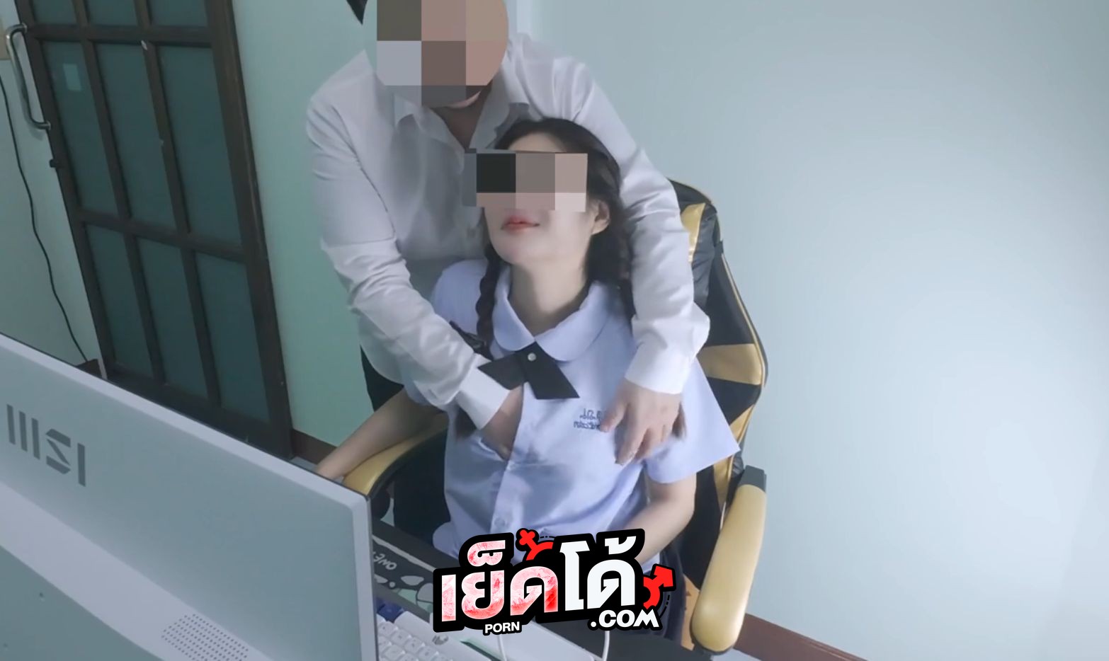 คลิปหลุด น้องนินิว NinewThaiCute เด็กนักเรียนสาวโดนรุ่นพี่จับได้ ว่าแอบดูหนังโป๊ โดนจับยกขาเย็ดที่โต๊ะคอม ล่อคาชุด ครางเสียวลั่น